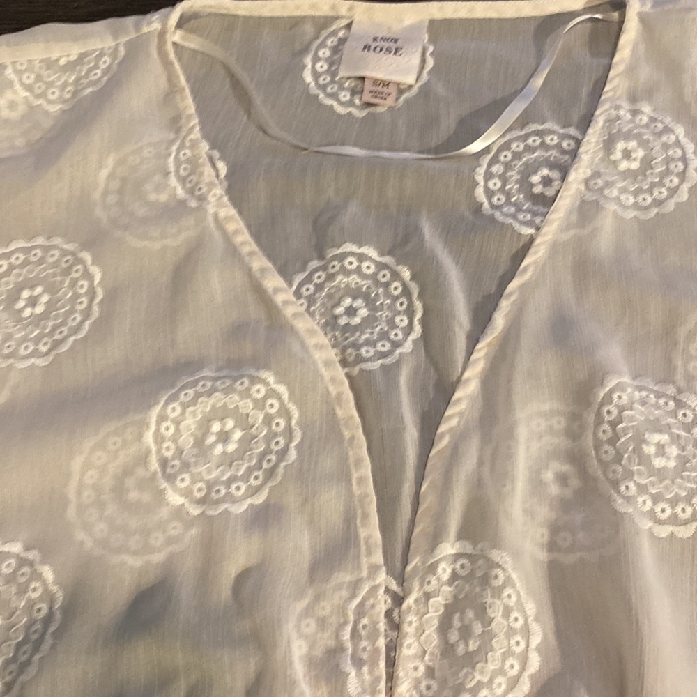 Knox Rose sheer cream kimono. Size S/M. Cute flower pattern. Off-white. - Picture 8 of 16
